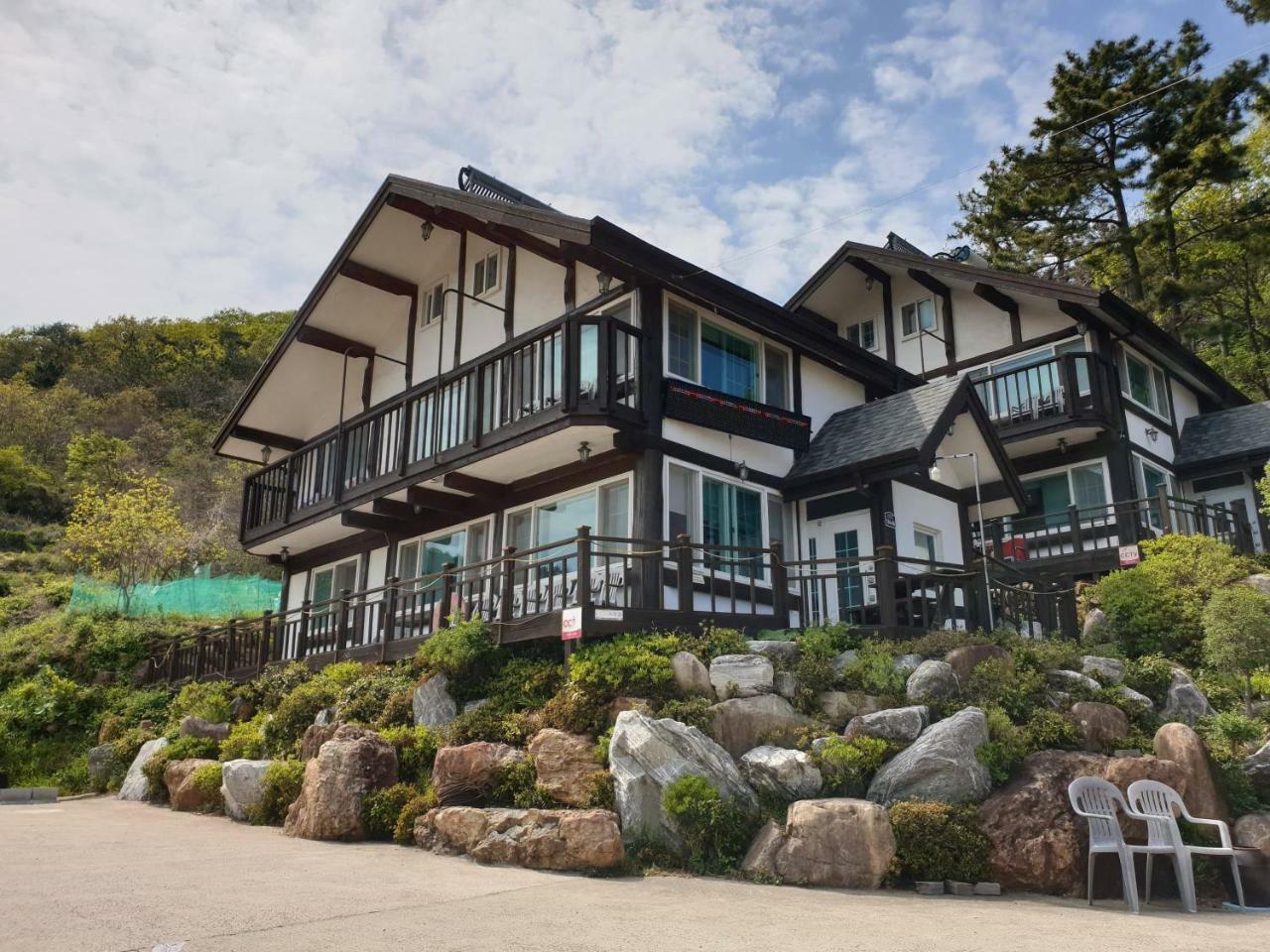 Tongyeong Yehyang Pension Екстер'єр фото